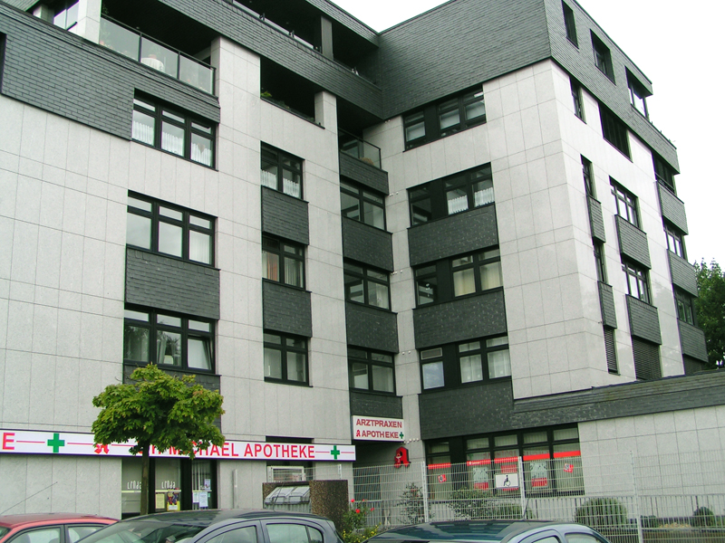 Bild Außenansicht Ärztehaus / Praxis vom Parkplatz